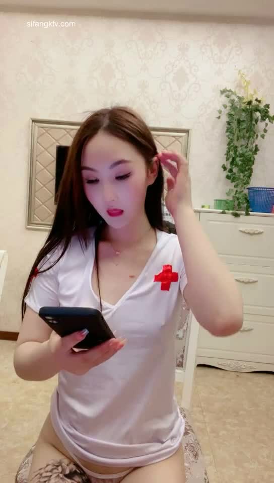 肉肉丰满10级甜美轻少妇，高冷的感觉！一个多小时内喷三次水，看着都口渴想喝了，长得太甜 各种情趣装轮流换