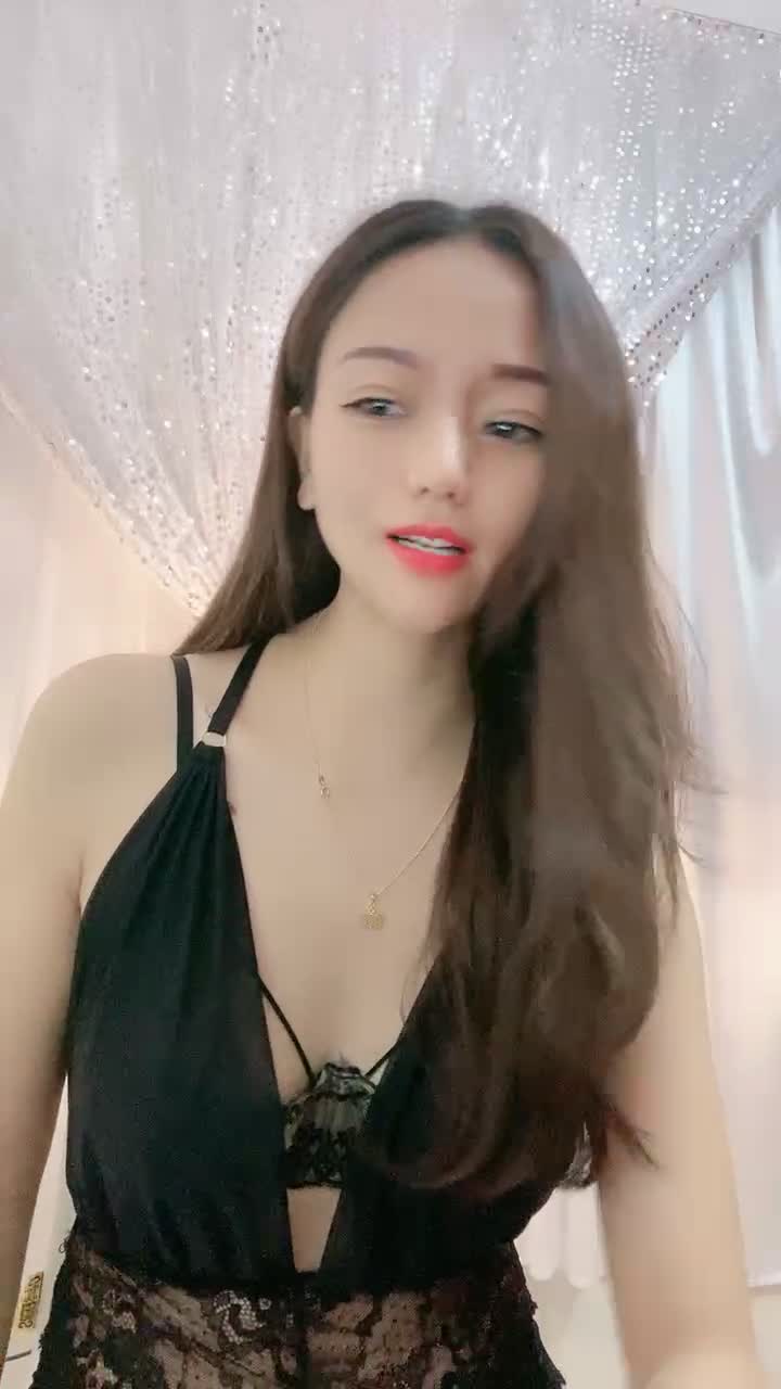 170CM九头身 ！大波浪顶级美御姐 ！性感大长腿脱下裤子 ，怼着镜头假屌后入插穴 ，换上吊带黑丝更是诱惑