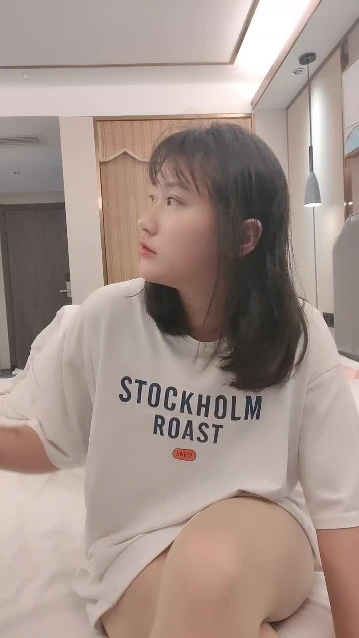 新来的清纯小妹妹全程露脸跟她的男友性爱啪啪，口交大鸡巴让小甜逼，各种姿势抽插把小妹都干疼了表情好骚