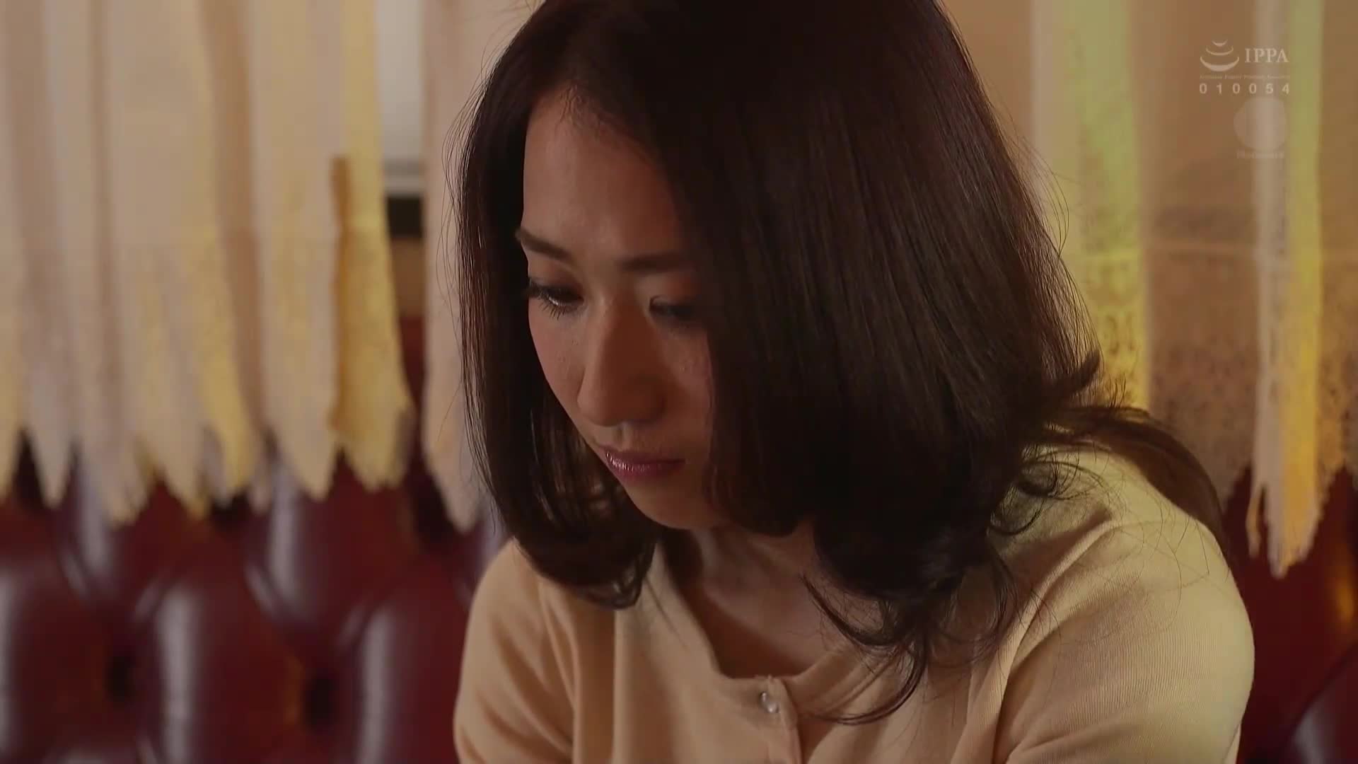 片名： 美人妻秘密的副业 偷偷在风俗店打工的隔壁人妻