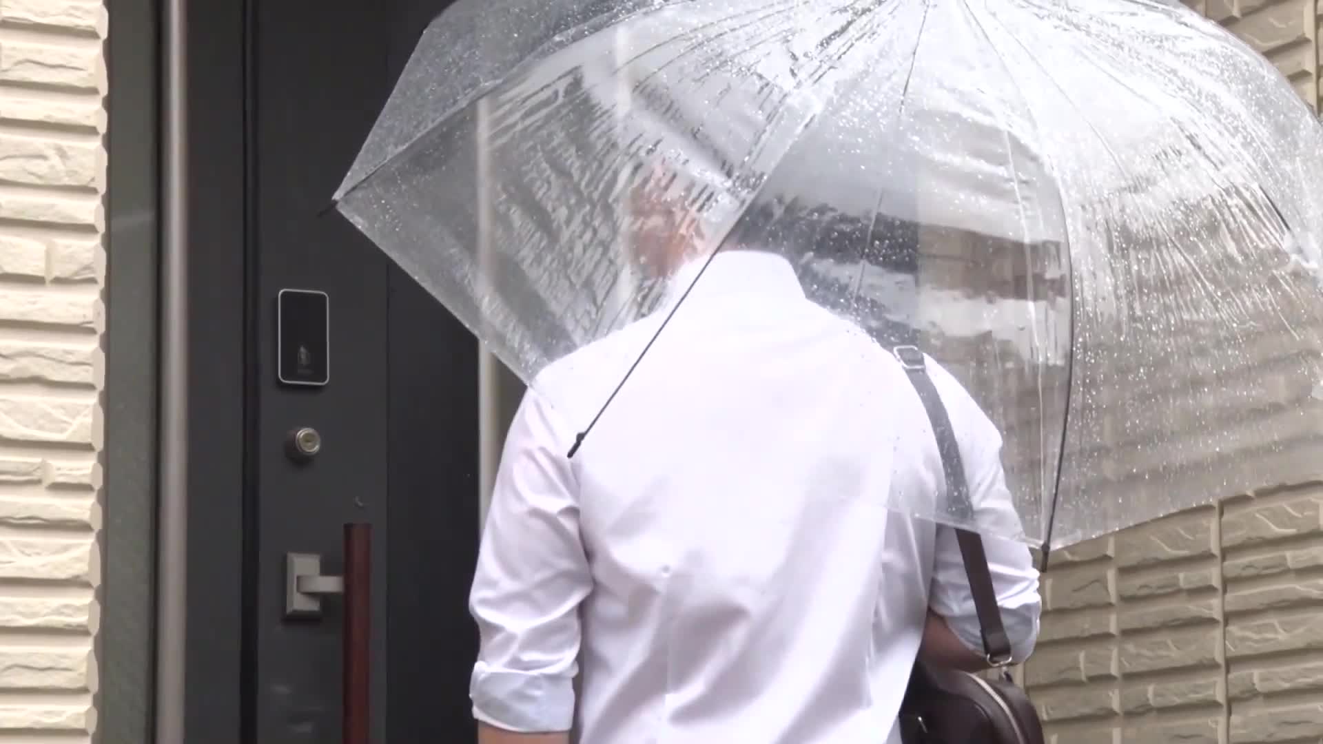 片名： 汗液人妻压倒性的扭腰 我甚至没动就中出了