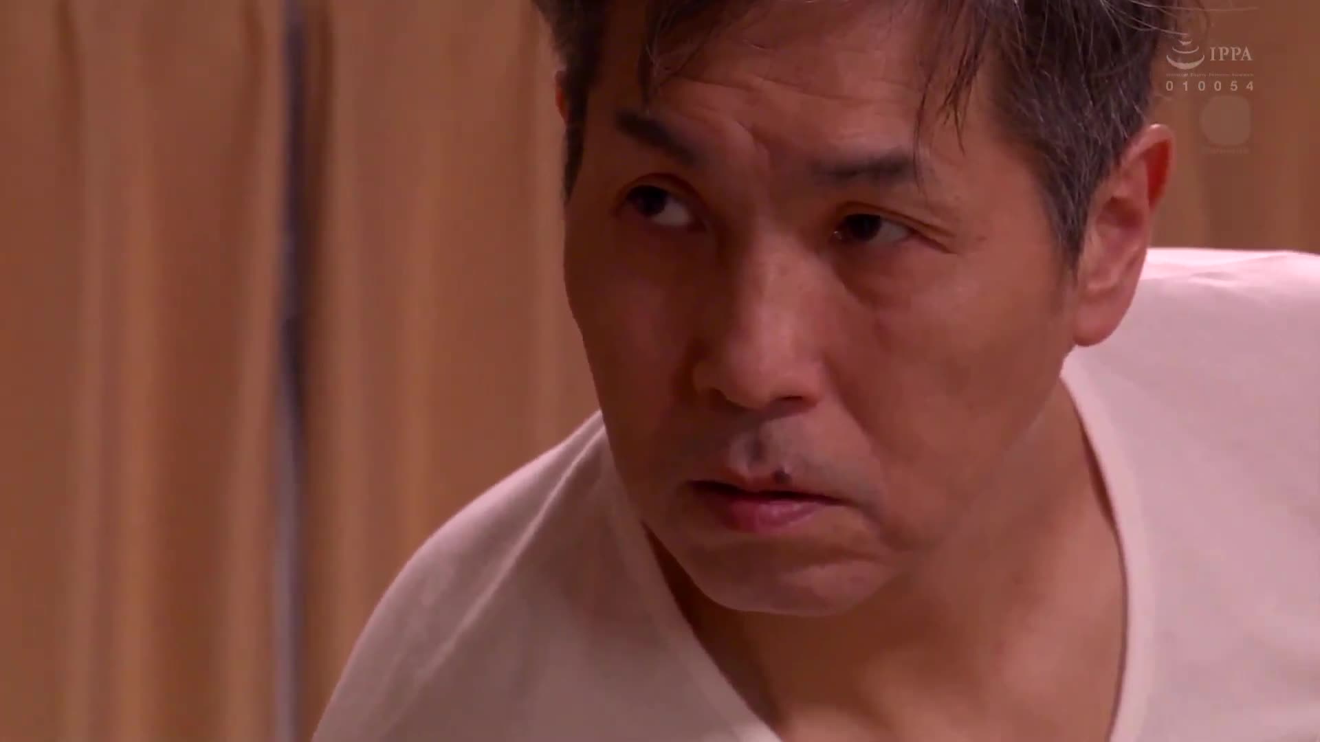 片名： 人妻秘书水户加奈NTR满身汗水在社长室和猥琐老头接吻中出性交