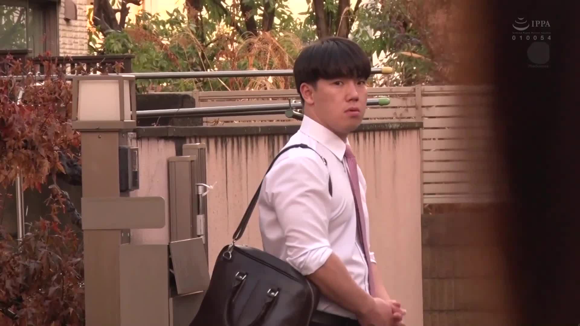 片名： 汗液人妻压倒性的扭腰 我甚至没动就中出了