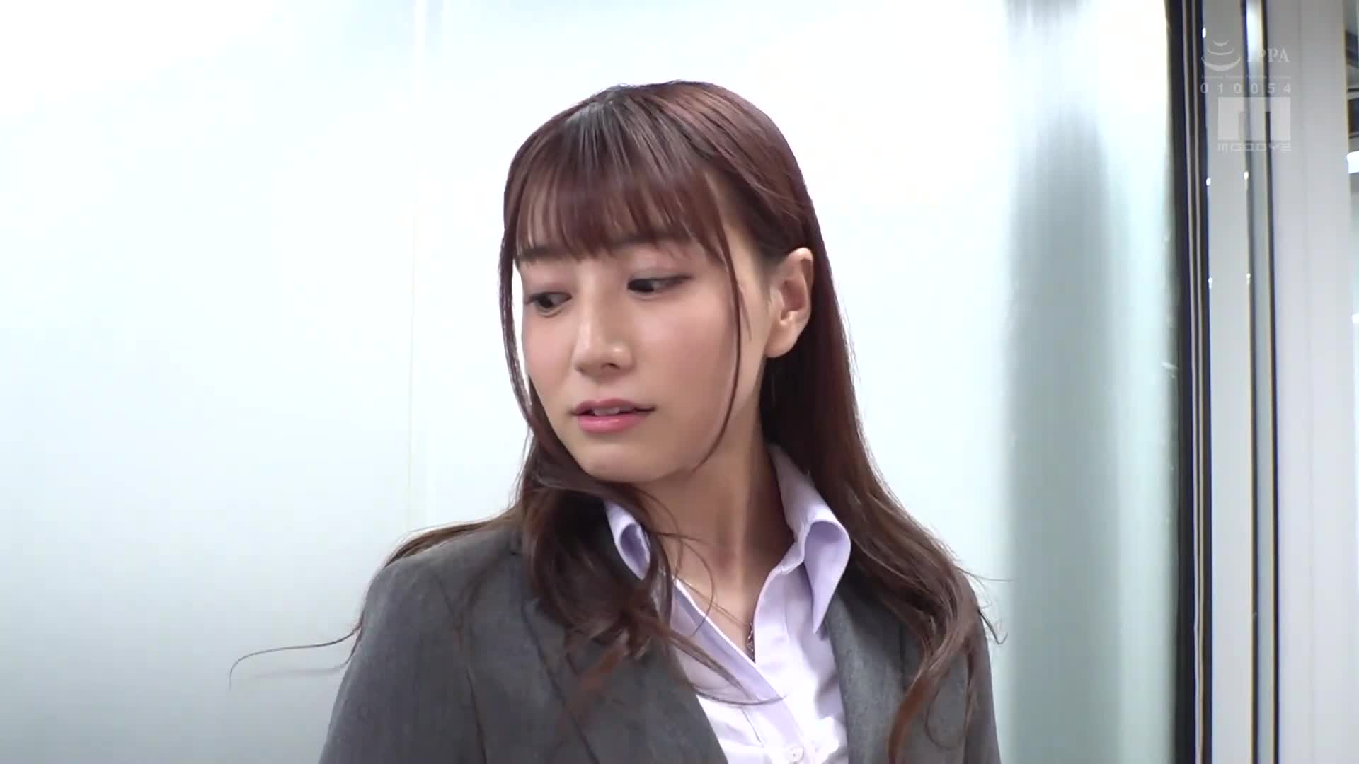 片名： 偷笑着故意走光的女上司 被初川小姐诱惑的我