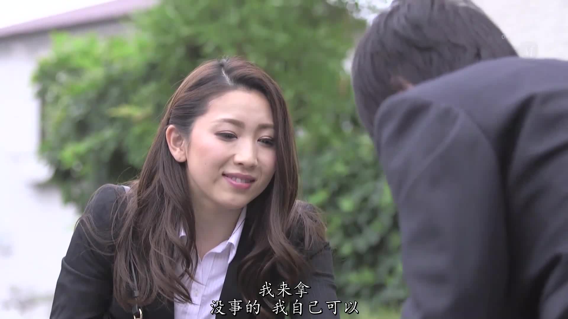 片名： 在出差地的商务旅馆和一直爱慕的黑丝女上司妃光莉同处一室