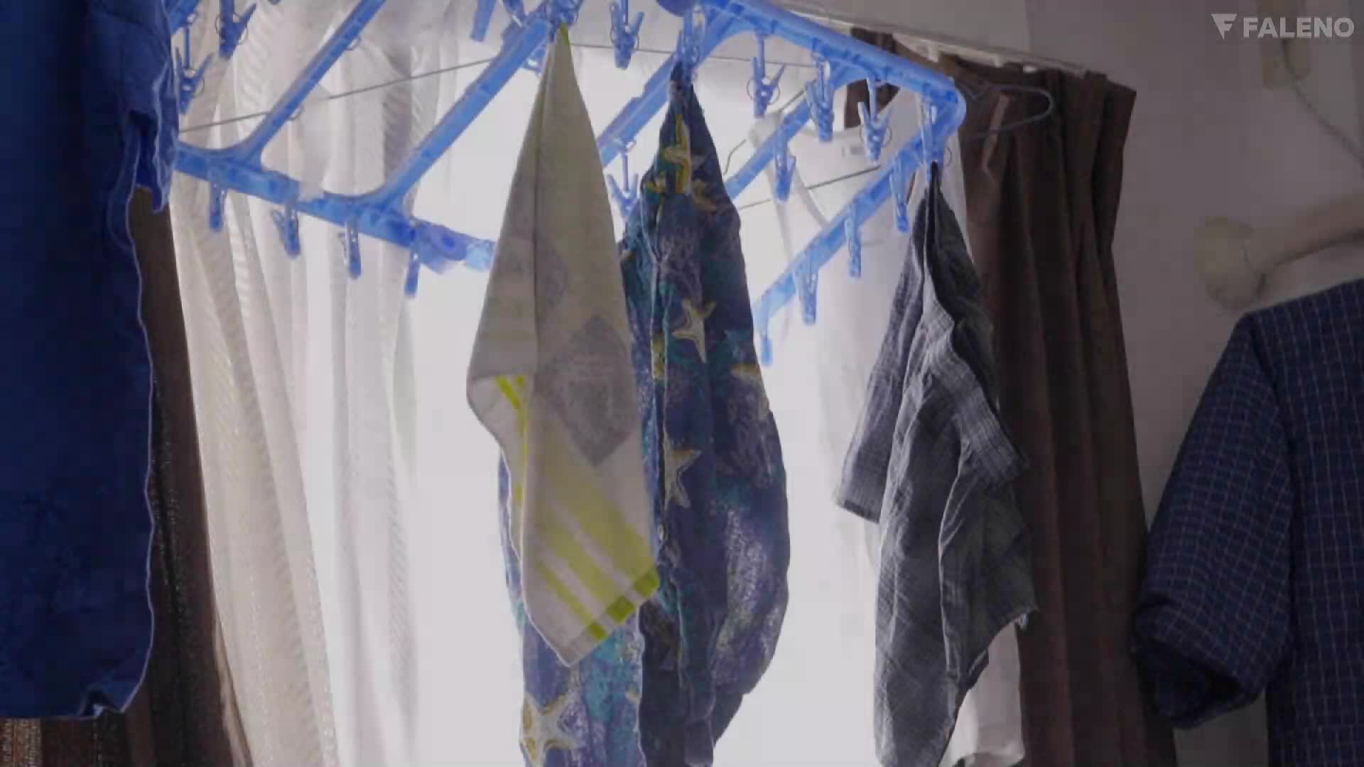 片名： 住在垃圾房的中年邻居，臭气熏天