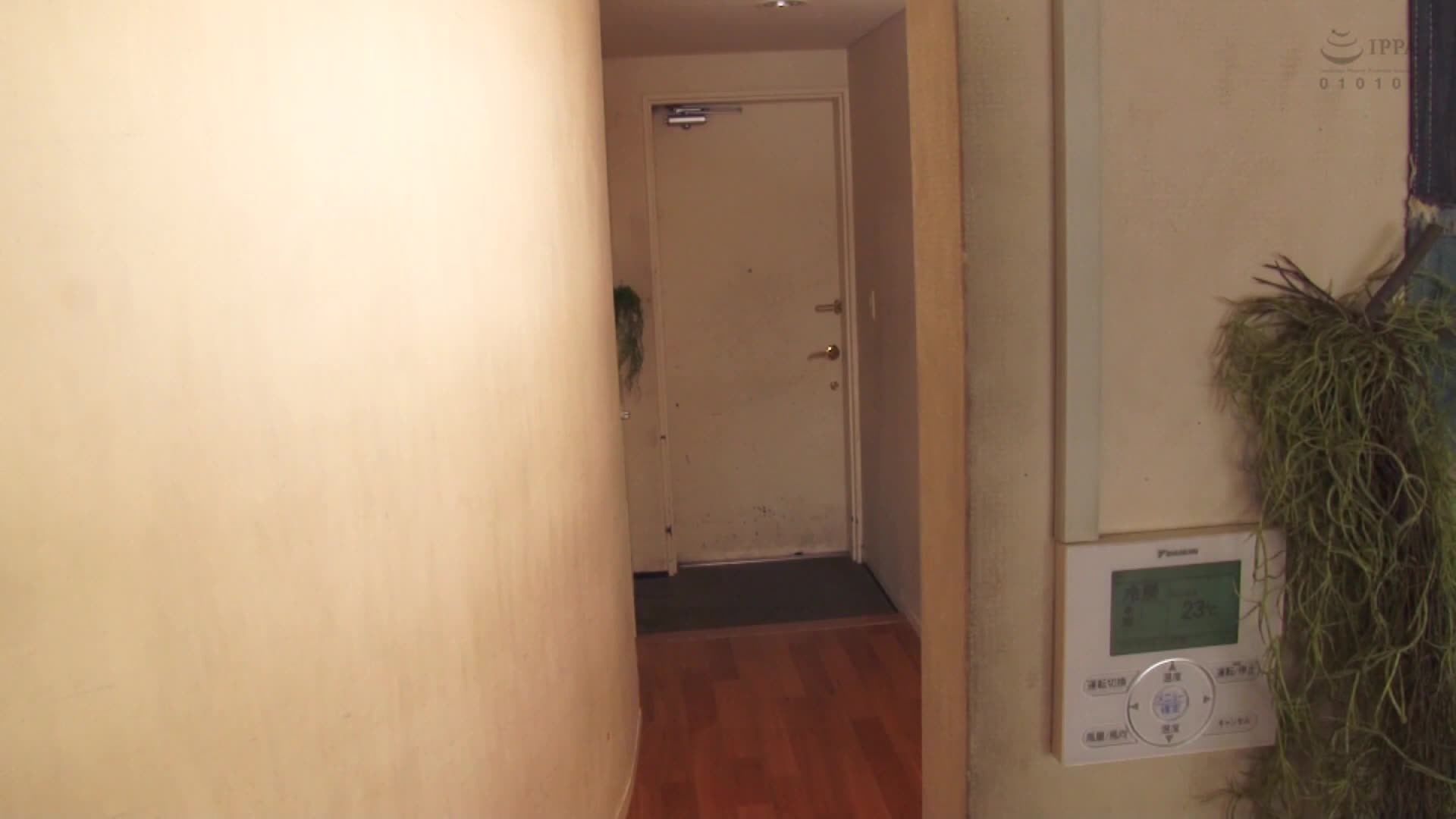 片名： 老公出差NTR被隔壁邻居狂干26小时内射堕落的巨乳人妻