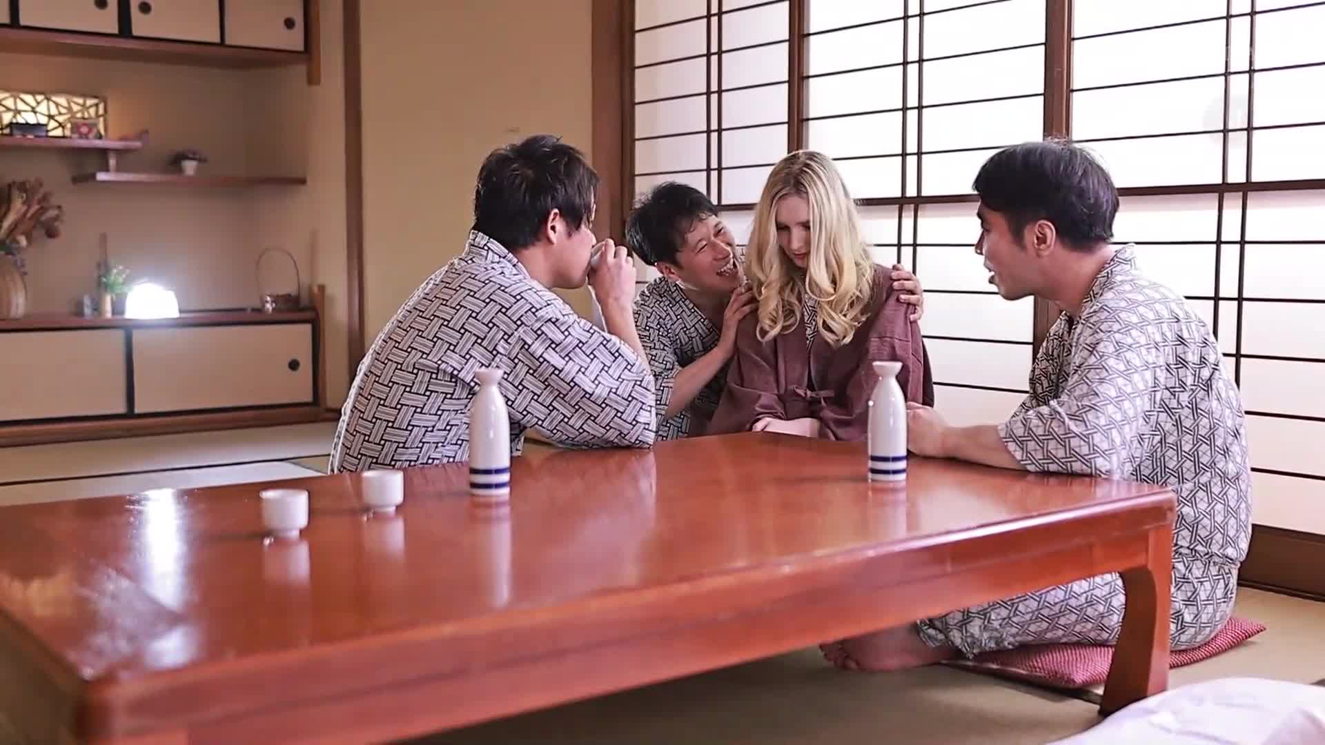 片名： 温泉轮奸 边境的混浴温泉 北欧出生的美人妻被玩弄至堕落