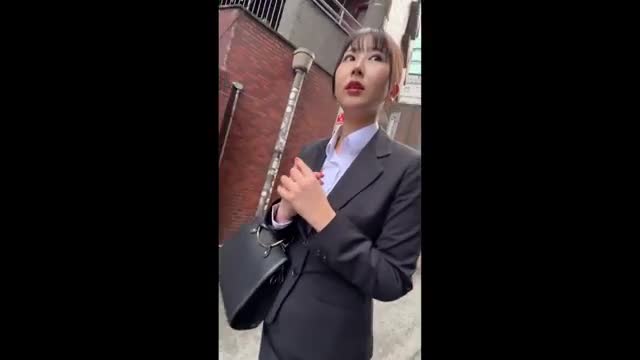 IND-179 约到一个漂亮小姐姐，全程录像。黑丝制服大屁股，性感小美女操起来非常待机，直接内射，精液流了出来 #黑丝 #高跟 #制服 #后入 #抠逼 #内射#屁股