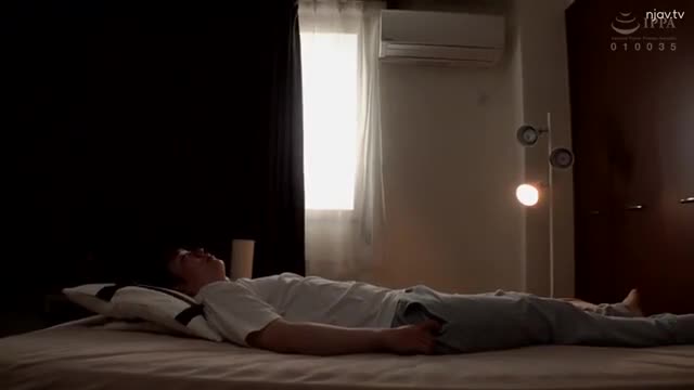 KSBJ-291 妈妈出去了，我拿起妈妈脱下的丝袜闻，骚味刺激的我硬起来被妈妈发现后，她用黑丝美脚放我嘴上让我闻新鲜的，又臭又香的我被妈妈勾起性欲，开始和她舌吻，妈妈黑丝被我撕开洞插进她的嫩逼里和妈妈乱伦感觉真好，射在她的黑丝美脚上#大槻响 #黑丝 #丝袜 #口交 #足交 #制服 #闻脚 #舔阴 #熟女