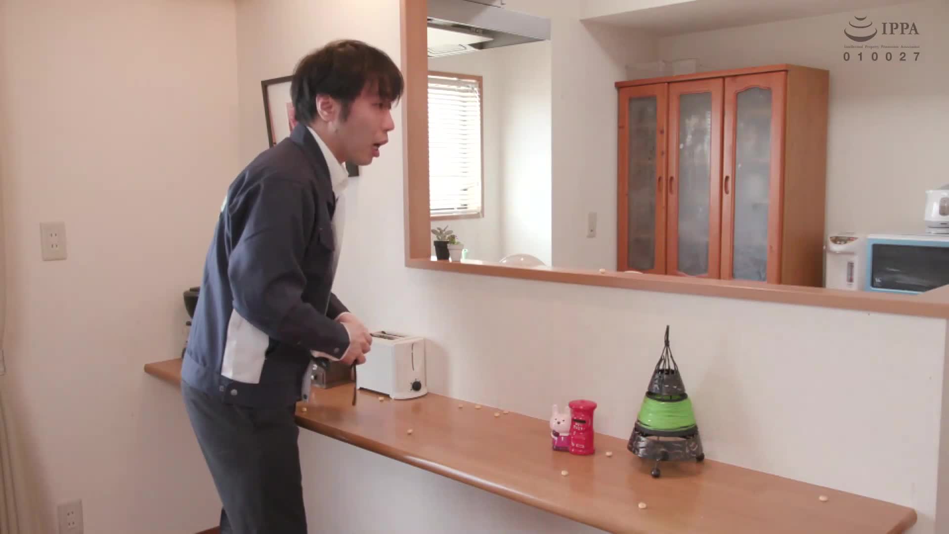 片名： 黒パンスト人妻のエロ尻に興奮し即ズボ＆無許可中出し 火がついた女が知らない男におかわりセックス懇願！