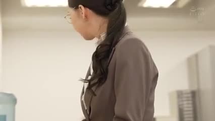 JUQ-569 熟女爱弓凉女王诱惑挑逗我，穿着黑丝制服眼镜，禁欲系诱惑办公室里的男的都被她收服调戏，眼镜戴上好诱惑拉着我的领带此后我，干的她很爽，舔菊花#爱弓凉 #黑丝 #丝袜 #女王 #女上位 #口交 #高跟 #眼镜 #熟女