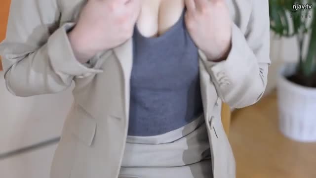 BAZX-399 漂亮人妻肉丝制服漂亮少妇被我从后面猛插嫩逼，手撕丝袜狂草漂亮人妻黑丝制服用脚给我足交，恋足的我被搞爽了，我撕开丝袜用手指抠她小逼小逼直接喷水，接着狂草她内射#黑丝 #肉丝 #制服 #后入 #抠逼 #口交 #足交 #内射 #喷水#少妇