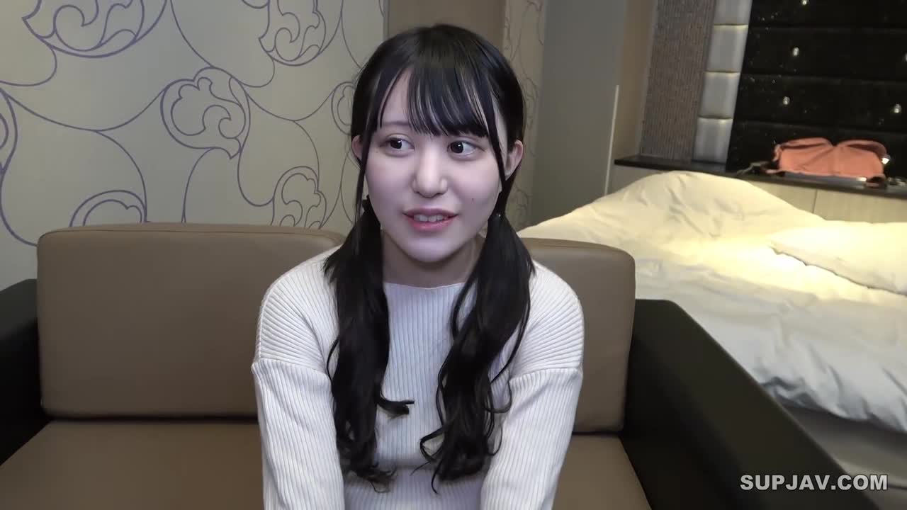 标题：骗子把自用的视频泄露给身材苗条的便利店店员女孩，并成为朋友。番号：FC2--3299193 #无码 #素人标签：#美乳 #内射 #可爱