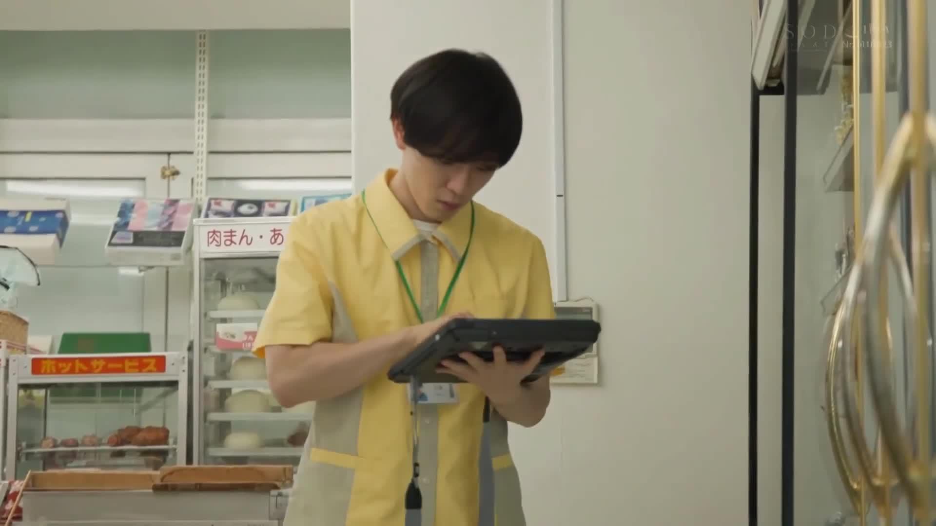 番号：STARS-778日期：2023-5-11演员：#神木麗 #神木丽片名：即使是与物理化学最好的便利店主妇K的短暂秘密会面，我们也有2小时的休息时间，我至少射精3次️剧情：已婚妇女丽开始被她在便利店打工时认识的大学生日守所吸引，当她下班后在酒吧坦白自己对婚姻生活的不满时，他们喝醉了并发生了关系。彼此接近。她从强烈的攻击中获得了像吸毒一样的兴奋，如果她喜欢三十分钟或一个小时，他们就会在便利店发生关系，然后她就会变成一个被勃起的阴茎操两三次的淫荡女人连续。