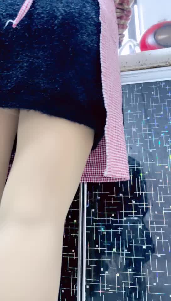 ri.bi-剧情演绎：下药给骚逼嫂子，药效来了想抠逼各种磨蹭，趁机拿下，然后半推半就之下插入大屌，征服她！