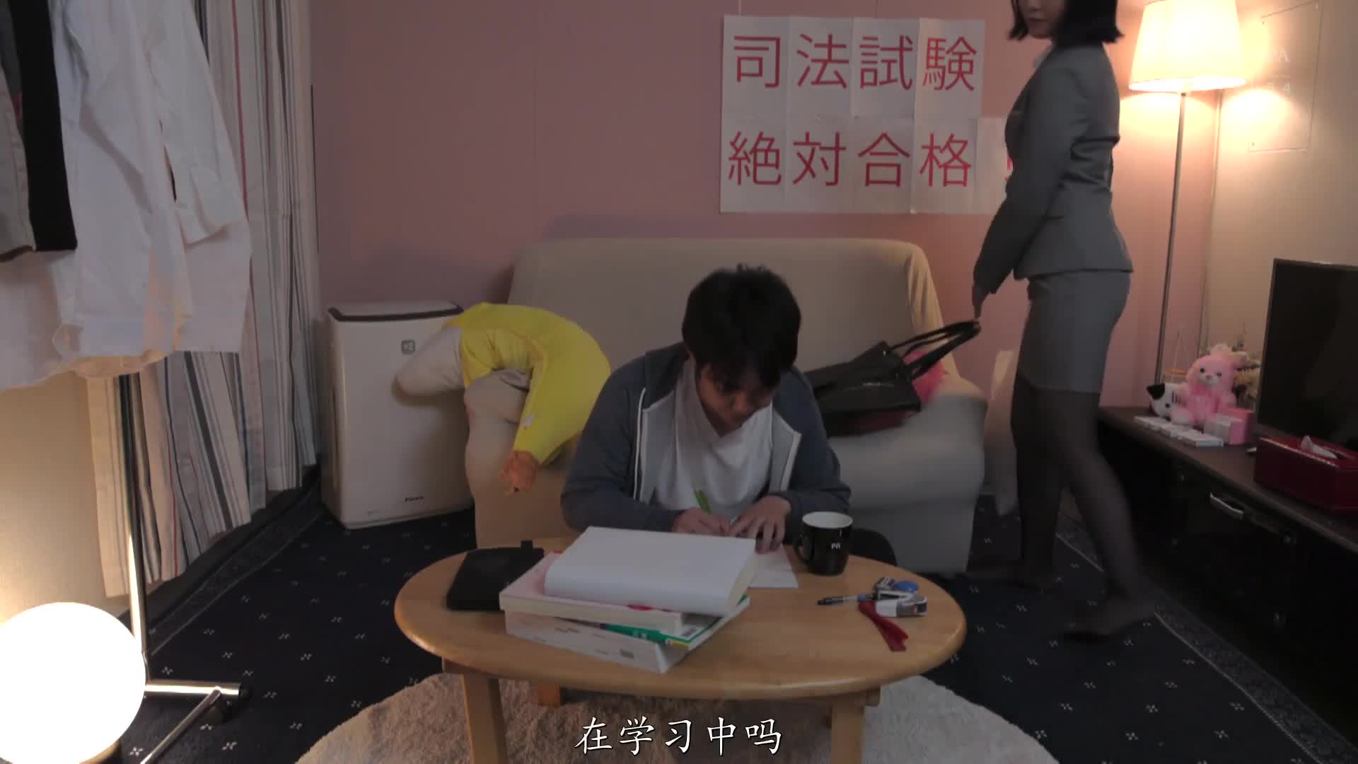 番号：SSNI-959日期：2021-1-7演员：#三宮つばき #三宮椿片名：才华横溢的新员工出差，与淫荡的上司在酒店合住一个房间……从早到晚的不正当性行为度过了一个晚上️剧情：新员工椿漂亮、酷、工作能力强，不畏惧向经理表达自己的意见。某天，椿在出差时喝醉了酒，醒来发现经纪人正在舔她的全身……椿的身体被拍到，抓住了她的弱点，她无力反抗，被经理强行强奸。椿起初反抗，但在经理的胁迫下，隐藏在施虐行为中的受虐本能显露出来……