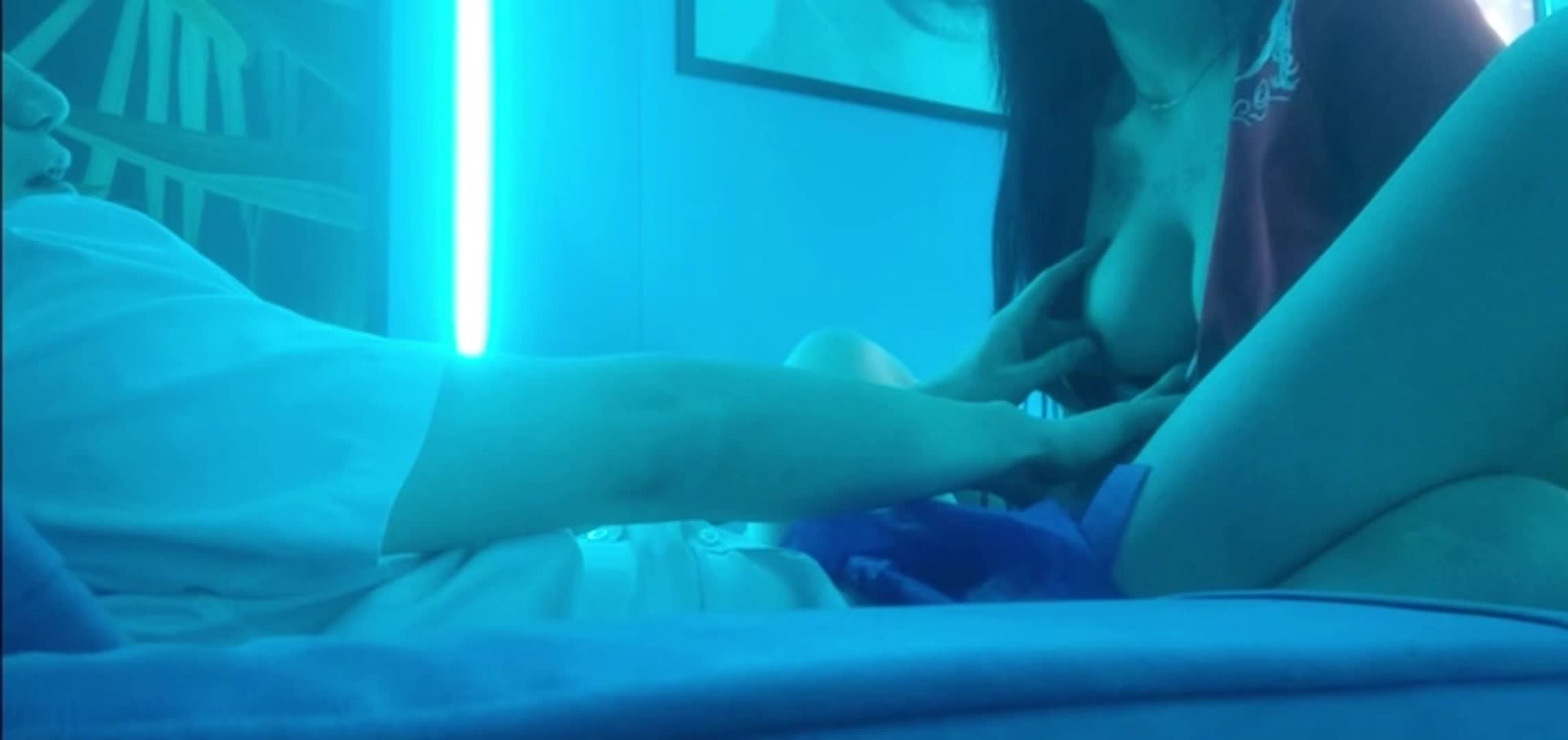 ri.bi-探访按摩店 正规按摩店抓奶撸管教学，暧昧气氛下玩得刺激，活捉一只大白兔，对白精彩!