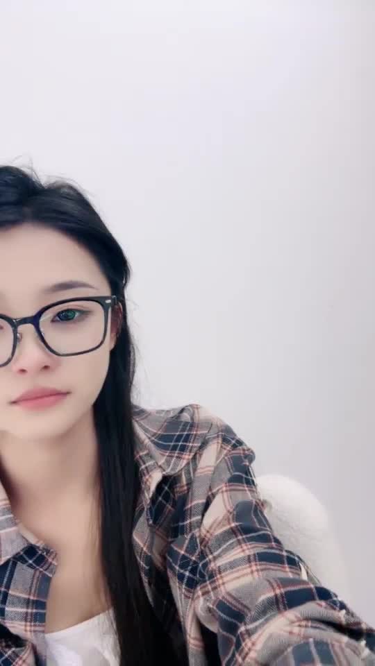 ri.bi-2025年2月新人！甜美眼镜骚妹【米奇女孩】，极品粉穴，人瘦胸大，说话嗲嗲的惹人疼，被大哥们宠爱刺激