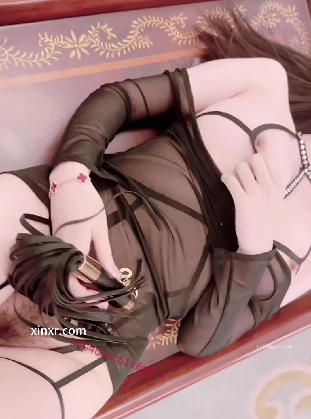 ri.bi-【女神福利】，顶级颜值，清纯甜美，秀人网，极品模特【唐翩翩】最新作品，吊带黑丝露三点，揉鲍掰穴