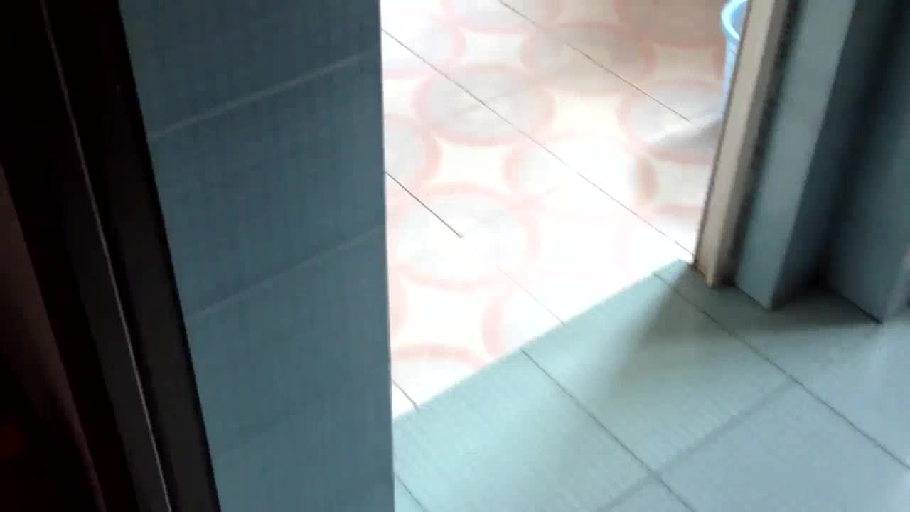 ri.bi-刚下班的中年大叔看到老婆在炒菜 直接掀起她的裙子来一炮再说