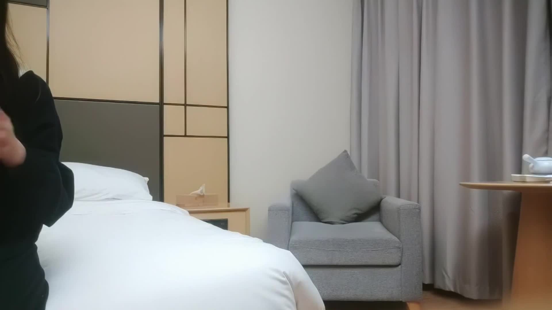 ri.bi-漂亮大奶小姐姐 哦宝贝好棒 啊痛轻点顶的肚子痛 身材娇小性格温柔 哥们舔脚又舔逼 上位骑乘被大鸡吧多姿势输出