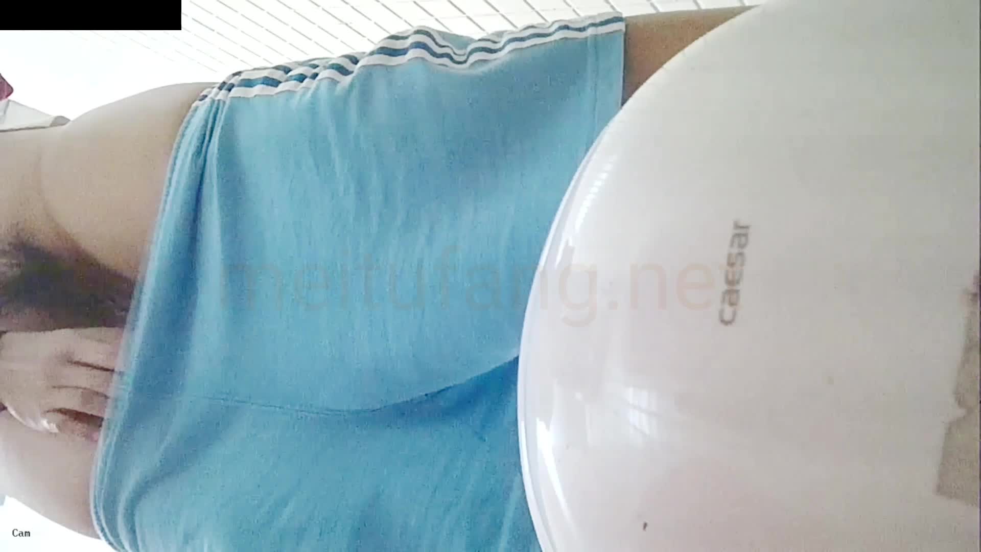 ri.bi-精品厕拍】，校园厕拍达人，对自己女同学下手，多位妹子嘘嘘被偸拍，附生活照