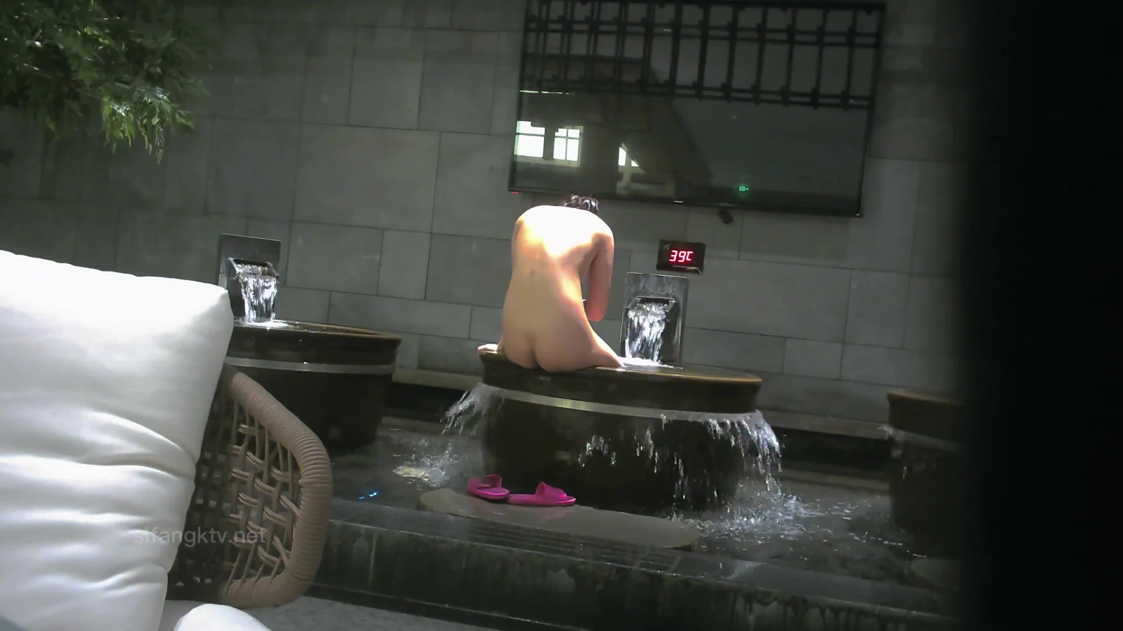 ri.bi-高档洗浴中心内部员工偷拍  几位身材不错的少妇洗澡泡汤