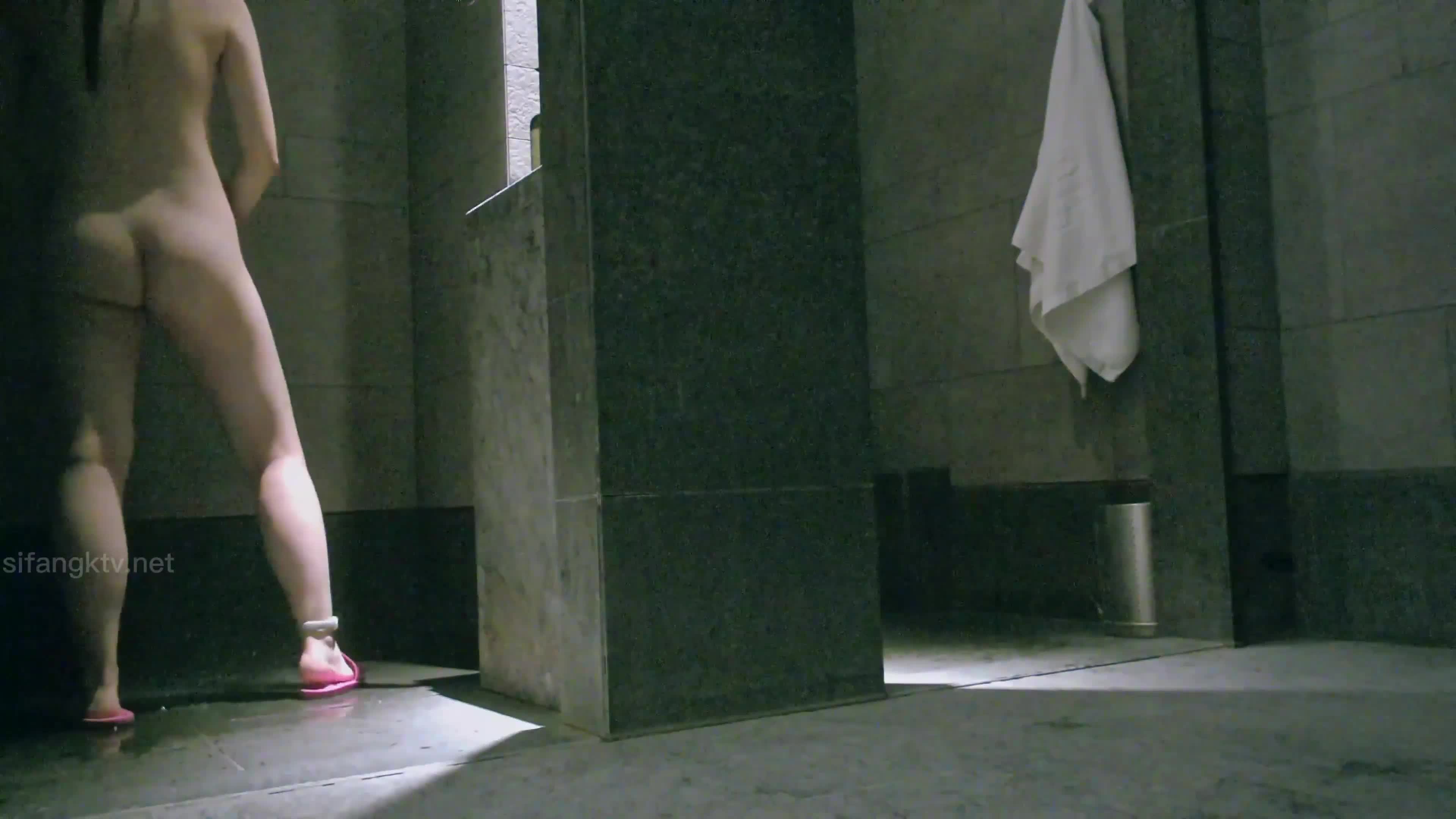 ri.bi-澡堂子内部员工偷拍 几位白白嫩嫩的美女洗澡泡汤