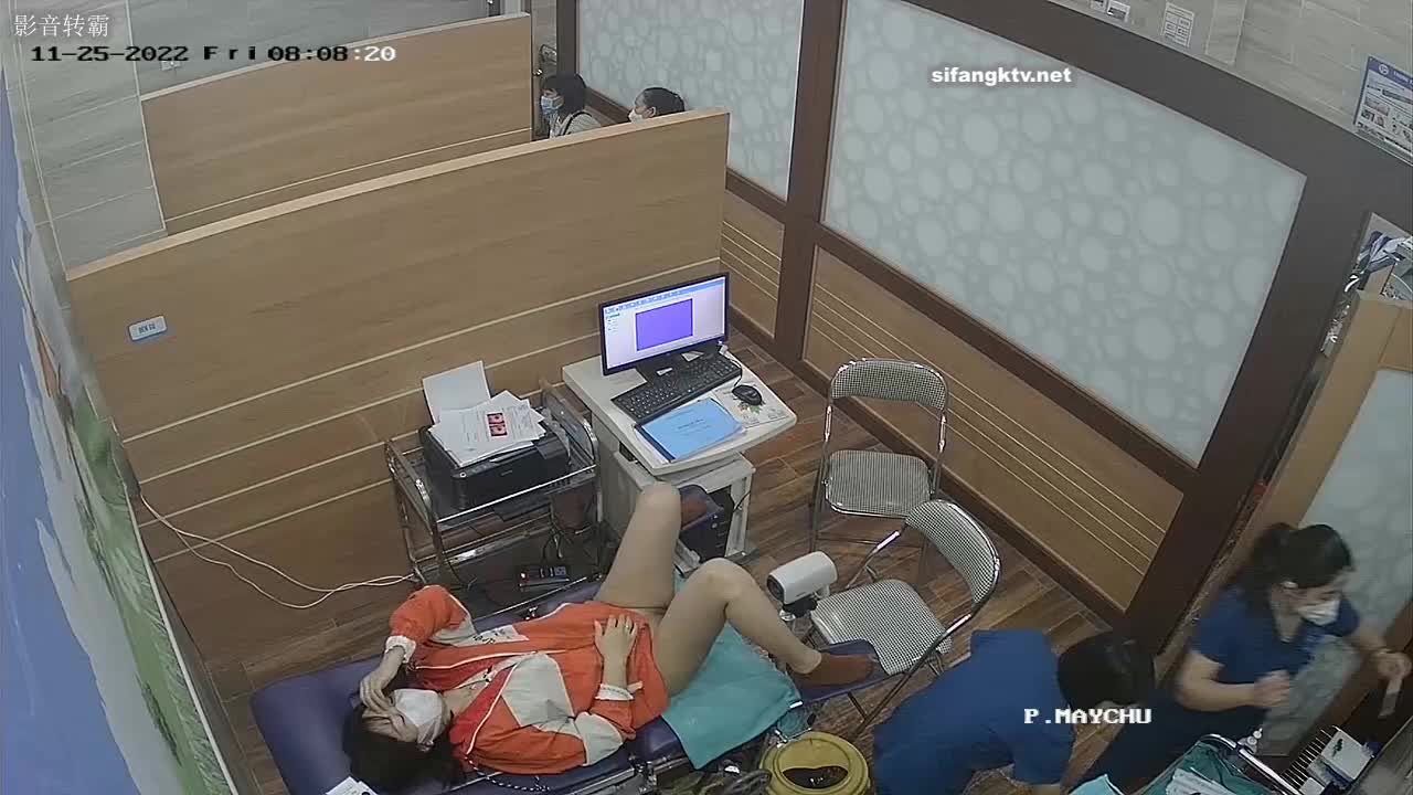 ri.bi-妇产科监控破解》多位美女少妇张开大腿让医生又抠又摸检查阴道2