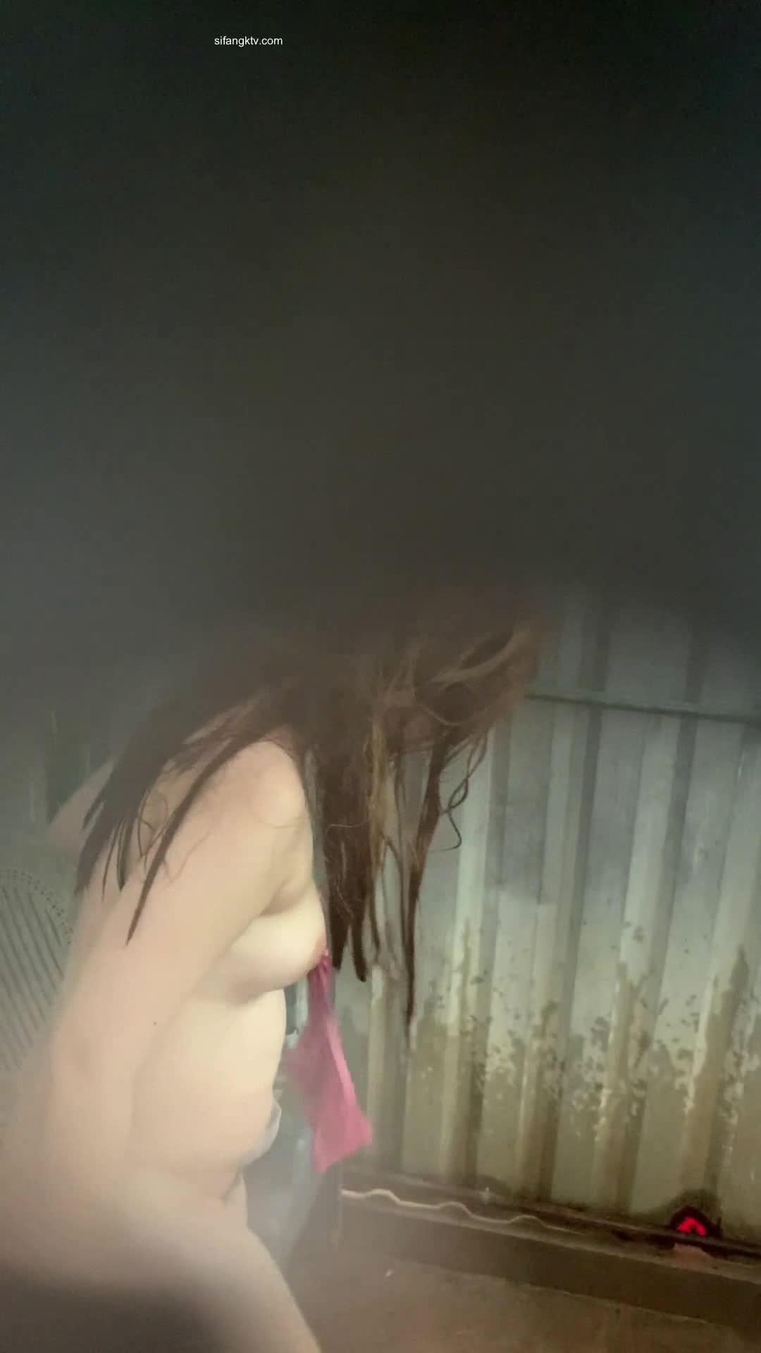 ri.bi-工地简陋的浴室洞中偷窥身材丰满的美少妇洗澡 这身材是相当的火爆