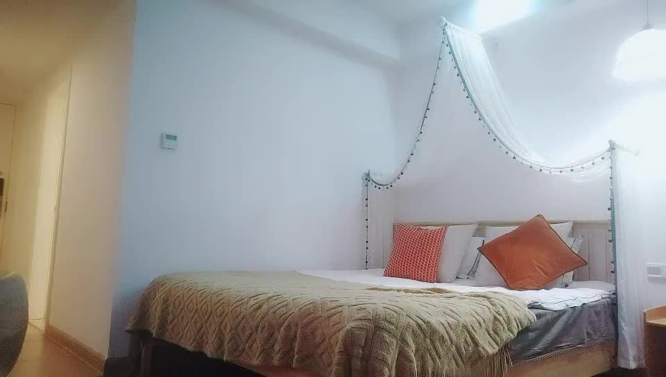 ri.bi-精壮小伙家里约炮白嫩的美少妇可惜鸡巴不给力一会儿就软了断断续续的干了三次