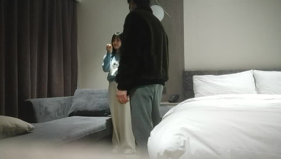 ri.bi-小利探花酒店约炮身材苗条的漂亮学妹先玩玩她的小嫩B连干两炮