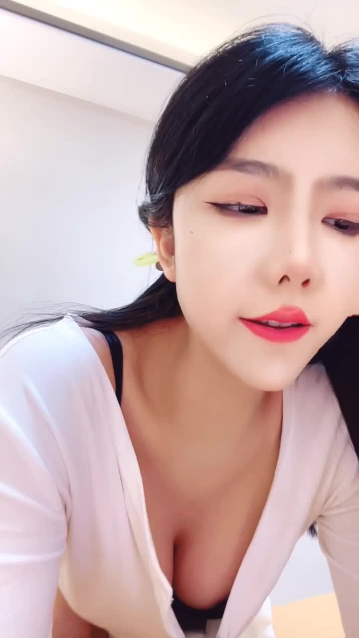 2048.vip-丝袜高跟露脸颜值不错的美女约啪大哥直播激情，口交大鸡巴舔蛋蛋，激情上位无套抽插，让大哥揉着奶子干内射