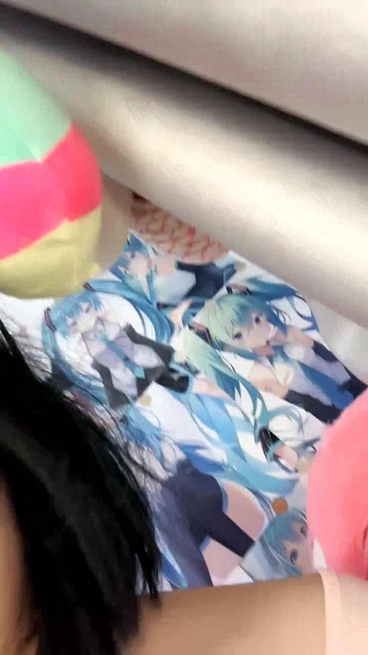 清纯学妹首次直播把老司机都看硬了，白丝露脸一个人在家被狼友教坏发骚诱惑，逼里塞着跳蛋自慰呻吟精彩刺激