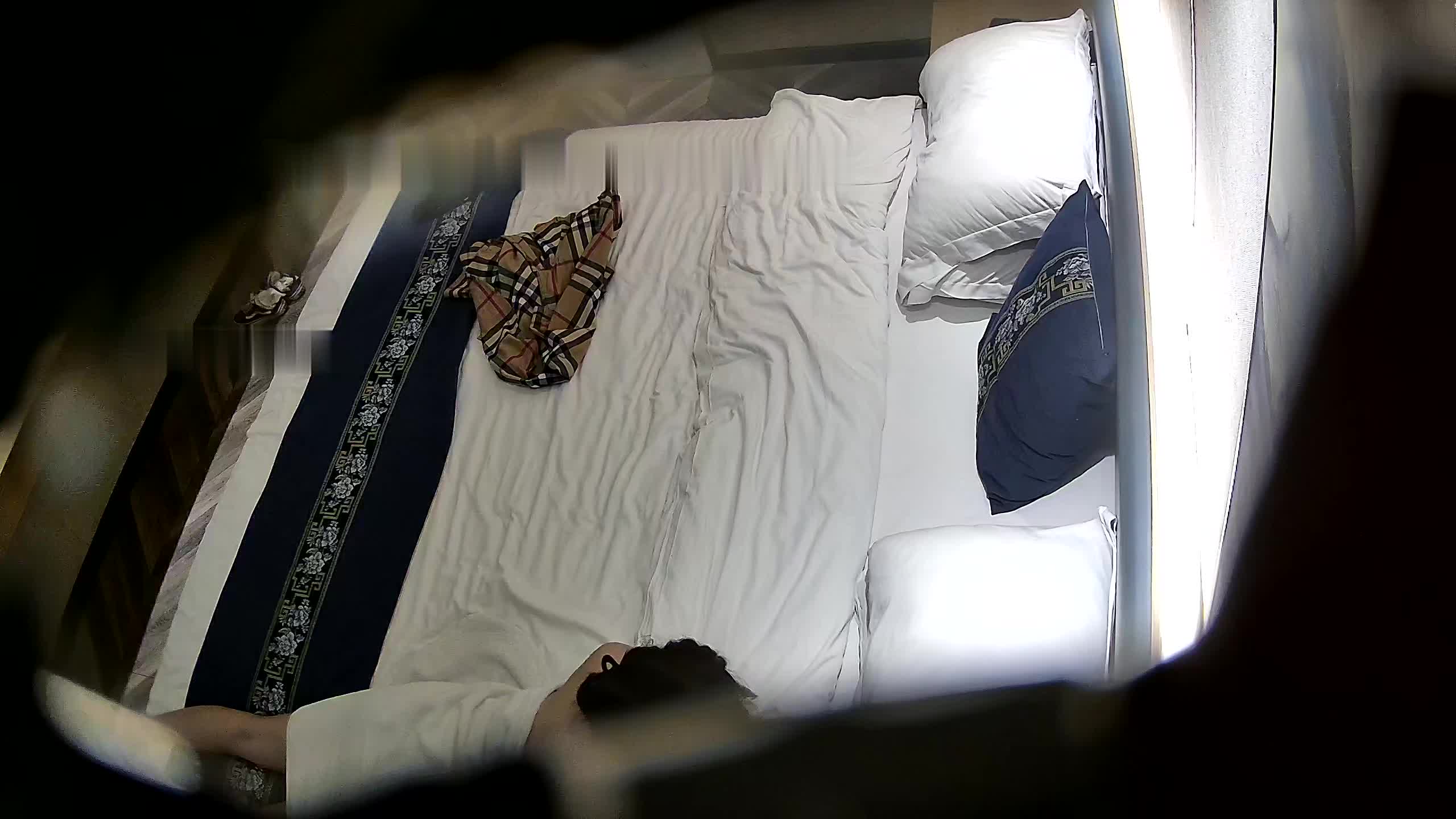 2048.vip-贵在真实】，酒店上帝视角偸拍，年轻情侣开房激情造爱，漂亮女友换上开裆黑丝足交挑逗，四眼男兴奋极了