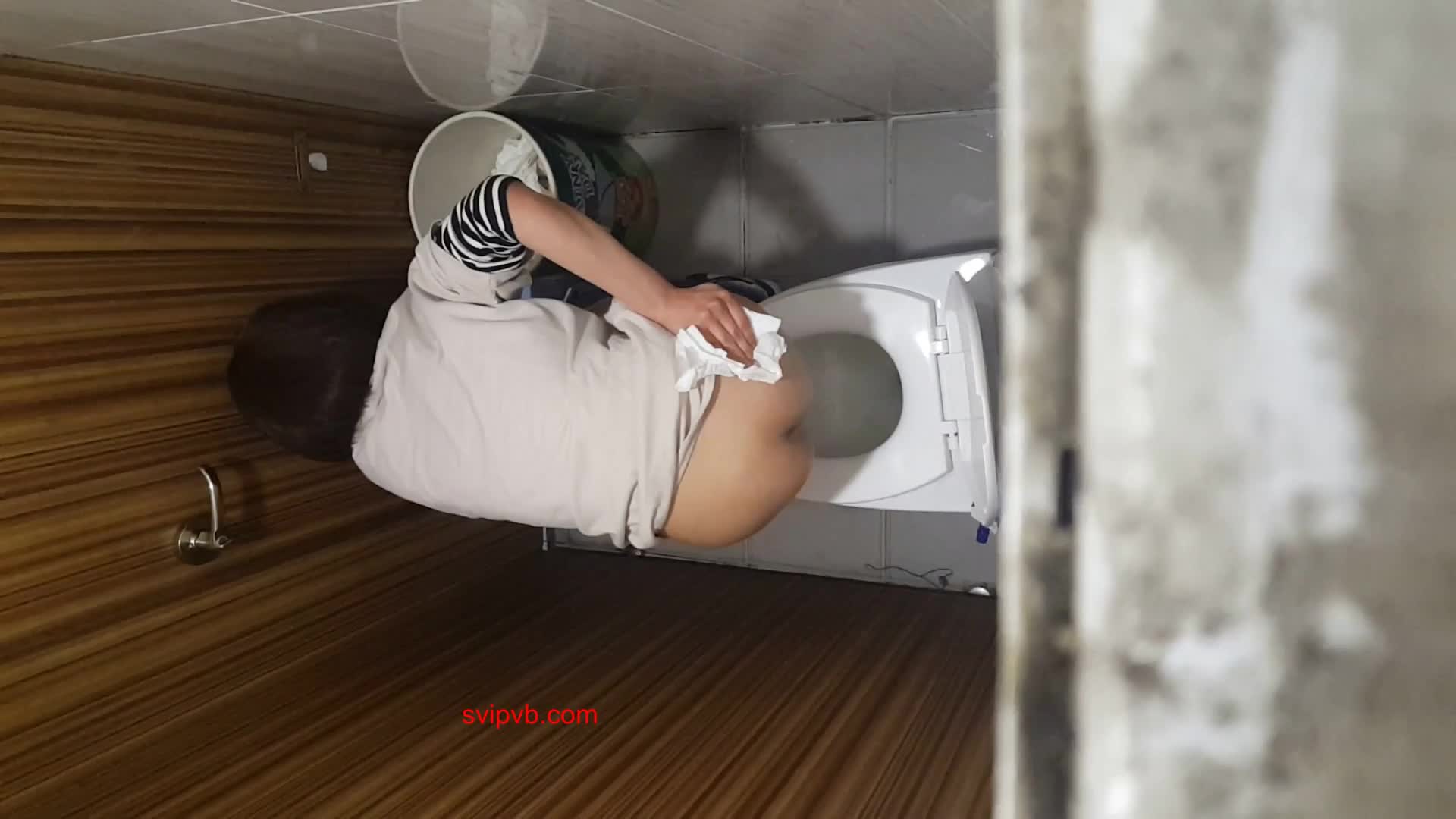 2048.vip-精品厕拍】，大神潜伏商场女厕，全景俯拍多位气质小姐姐方便，后位完美呈现蜜桃臀水蛇腰