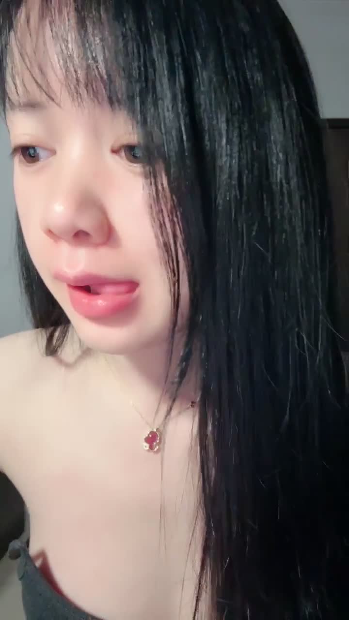 2048.vip-2025年3月最新，【乃乃思】，细皮嫩肉良家少女，皮肤白，吹弹可破好细腻，打着灯掰开了粉嫩骚逼