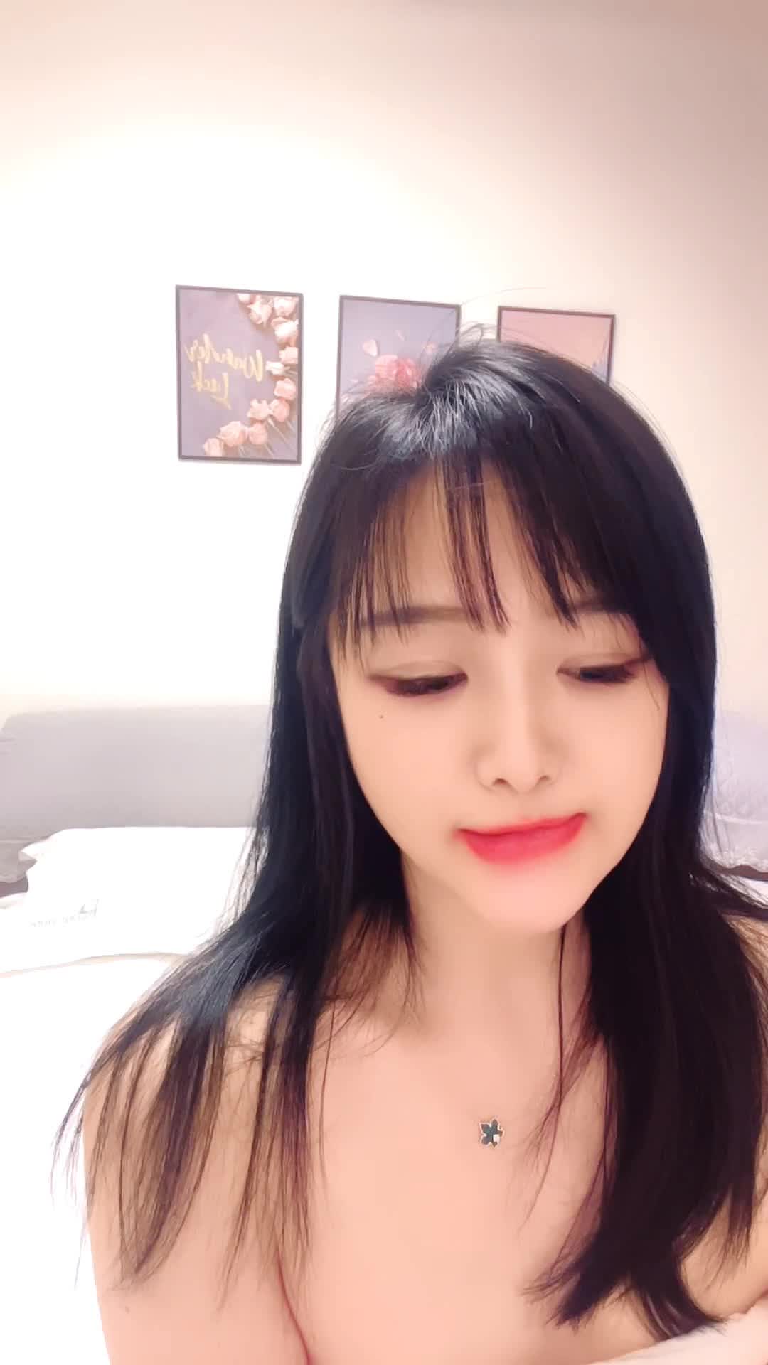 2048.vip-私欲甜妹露脸风骚极品美少妇穿着浴袍诱惑，在狼友的指挥下脱光光发骚，揉奶玩逼看特写，妩媚销魂浪叫呻吟