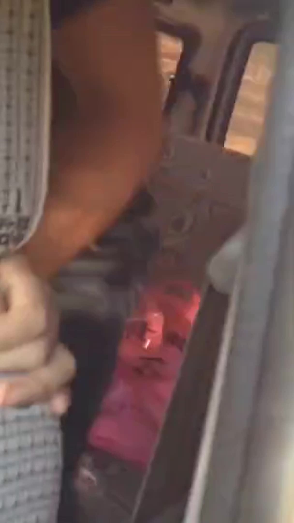 2048.vip-猎奇 与情人面包车内偷情被抓奸，女人不断求饶，不断求饶