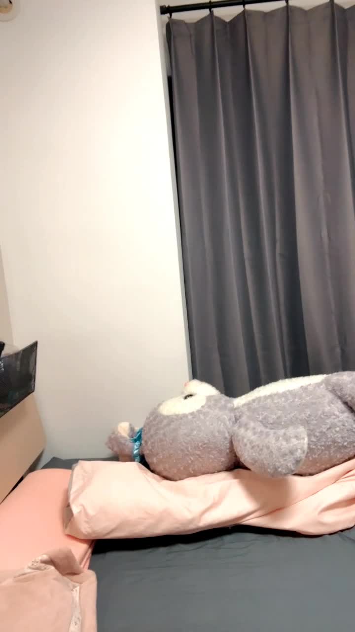 2048.vip-跟好哥们一起3P米亚同学，黑丝情趣内衣全程露脸伺候小哥的大鸡巴，乖巧听话口活棒棒哒，多体位爆草蹂躏好骚