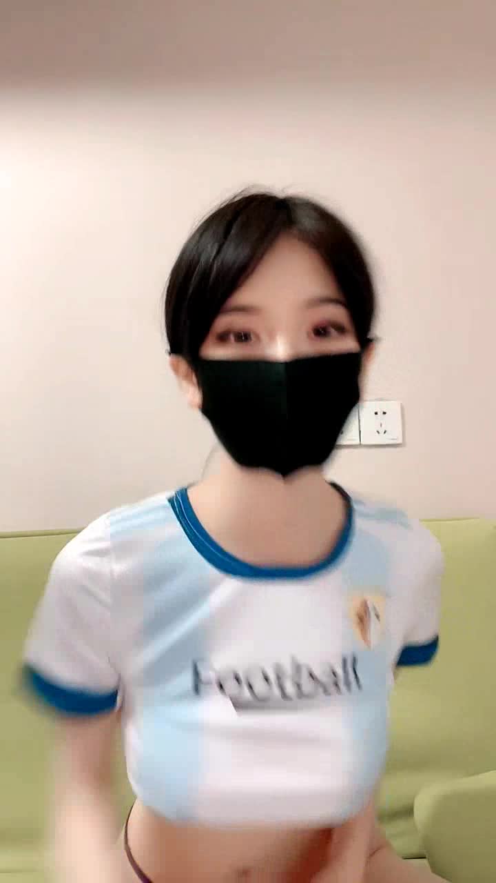 2048.vip-新来的足球宝贝，极品大奶尤物，听狼友指挥露脸大秀，高颜值好身材揉奶玩逼给狼友看，互动撩骚精彩无水印