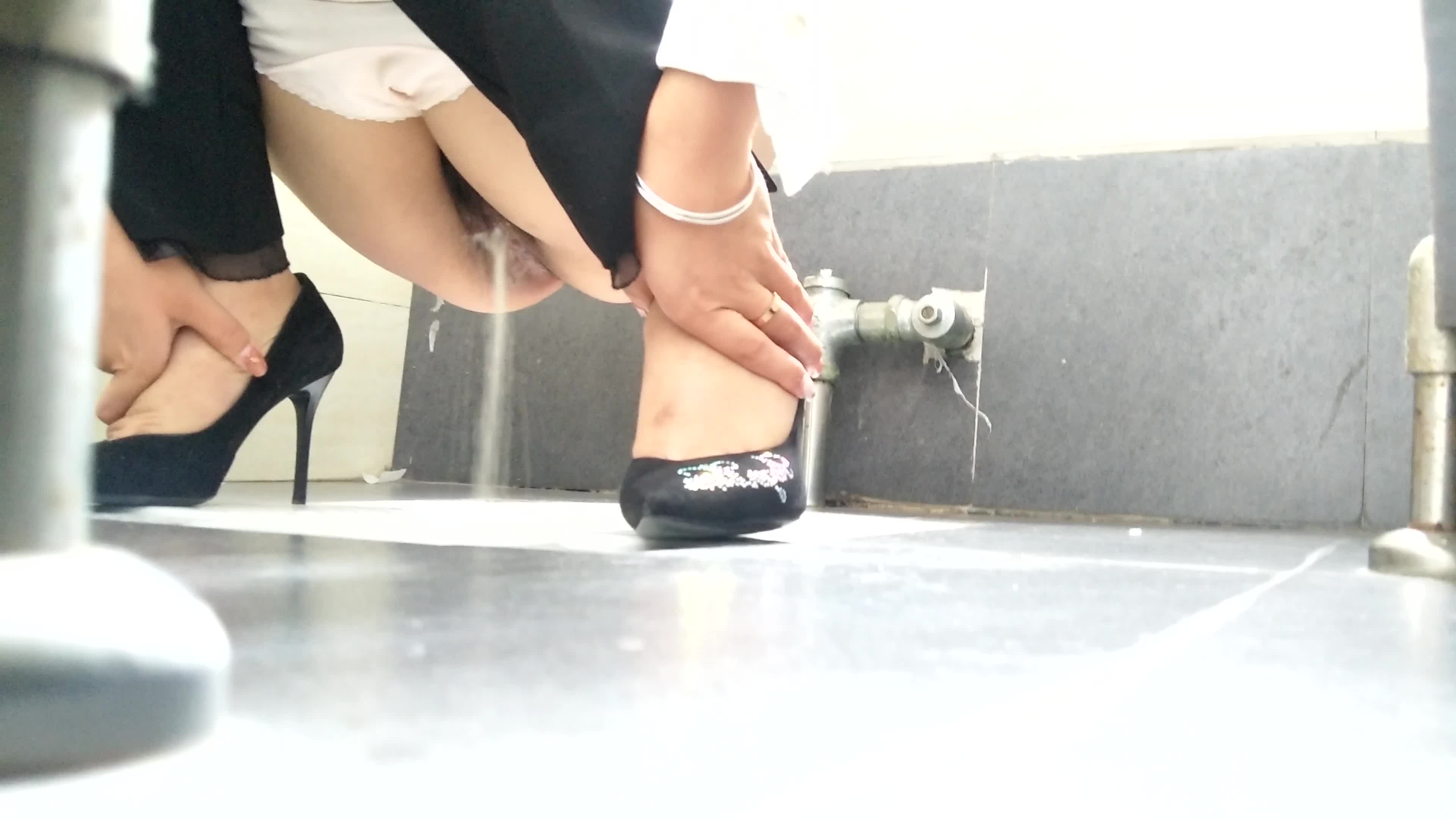 2048.vip-办公楼女厕全景偷拍气质高跟女主管的极品美鲍鱼