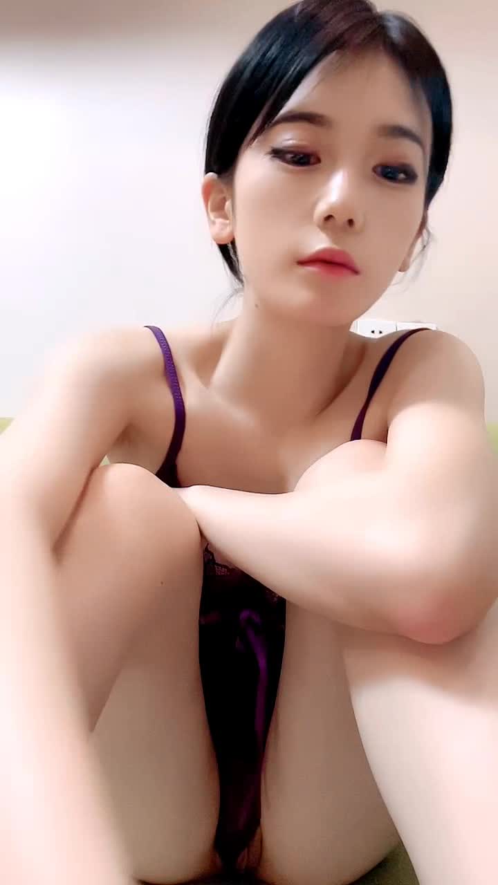 2048.vip-新来的宝贝，短发大奶极品尤物，肤白貌美诱惑狼友，坚挺圆润的骚奶子揉捏变形，特写展示逼逼，精彩不要错过