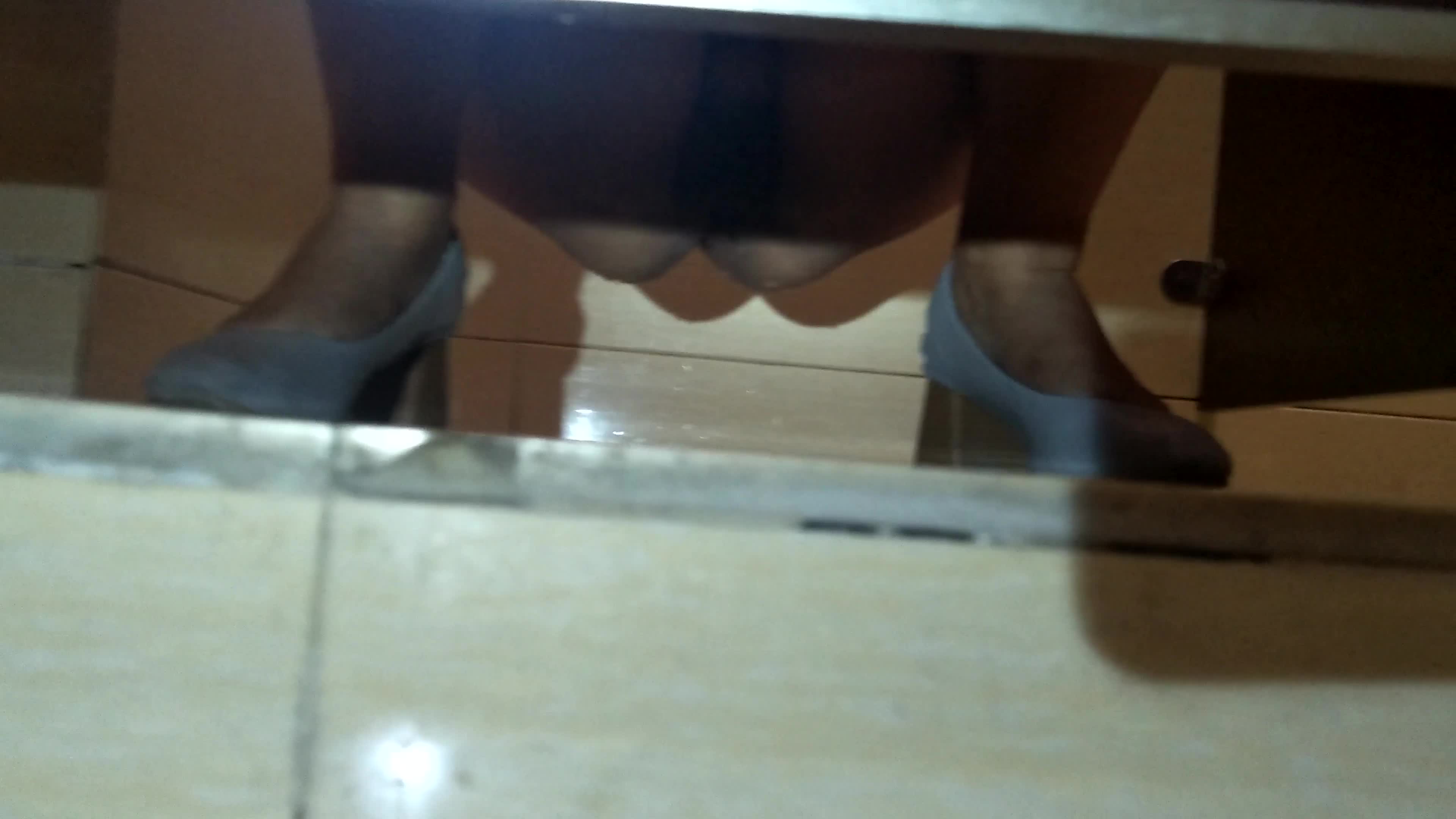 2048.vip-商城女厕全景偷拍白色高跟鞋美少妇阴毛杂乱的鲍鱼