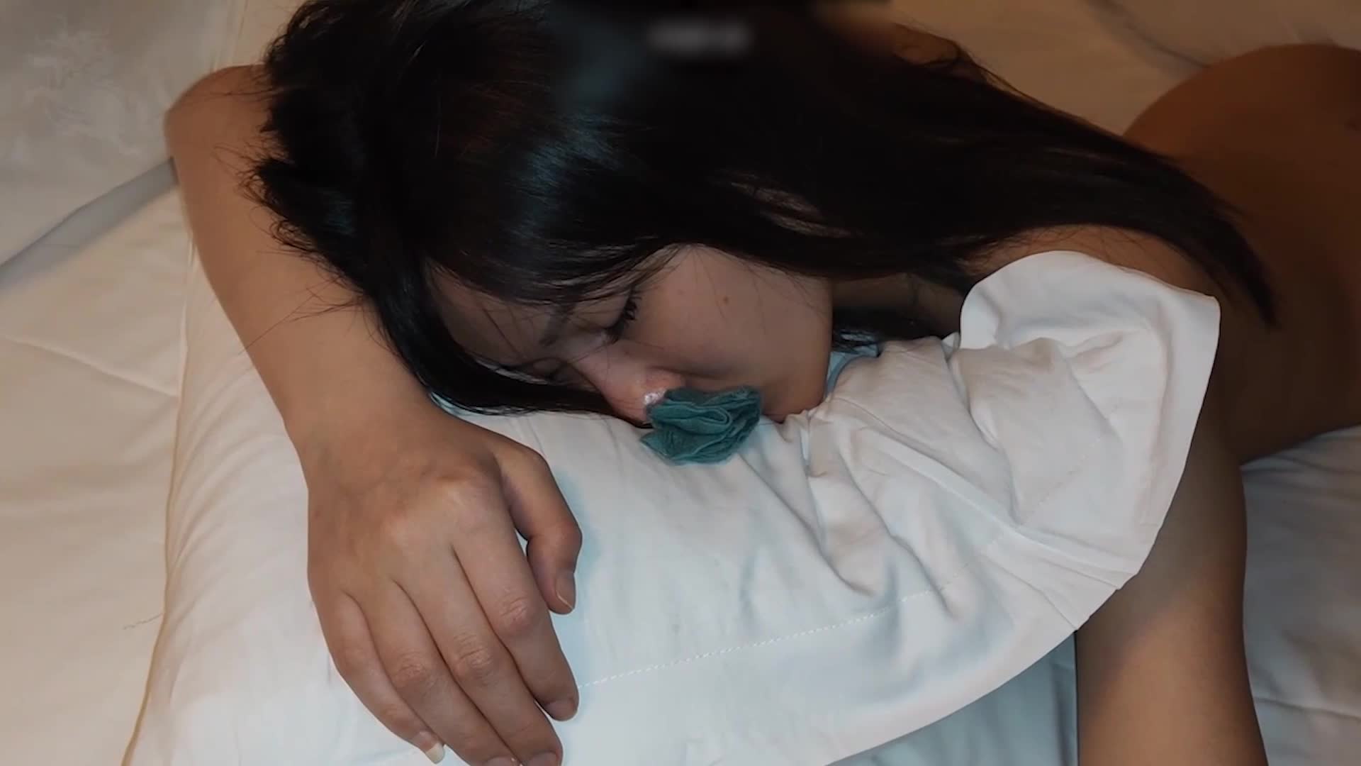 2048.vip-涉世未深学生妹，网聊玩现实见面，吃饭时被下料，带到酒店扒光各种死猪玩，两个人轮番泄欲