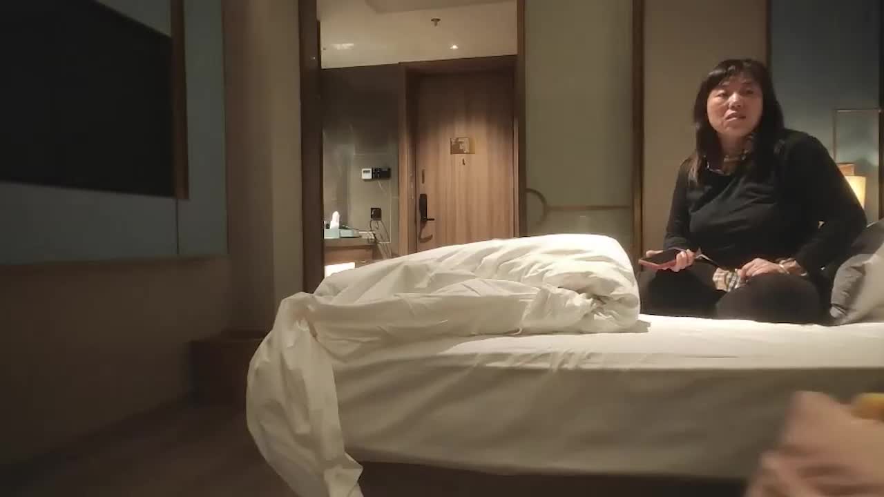 2048.vip-三个老熟女组团去酒店聚众淫乱 心太大竟然带着孩子，激情过后临走亲鸡鸡吻别