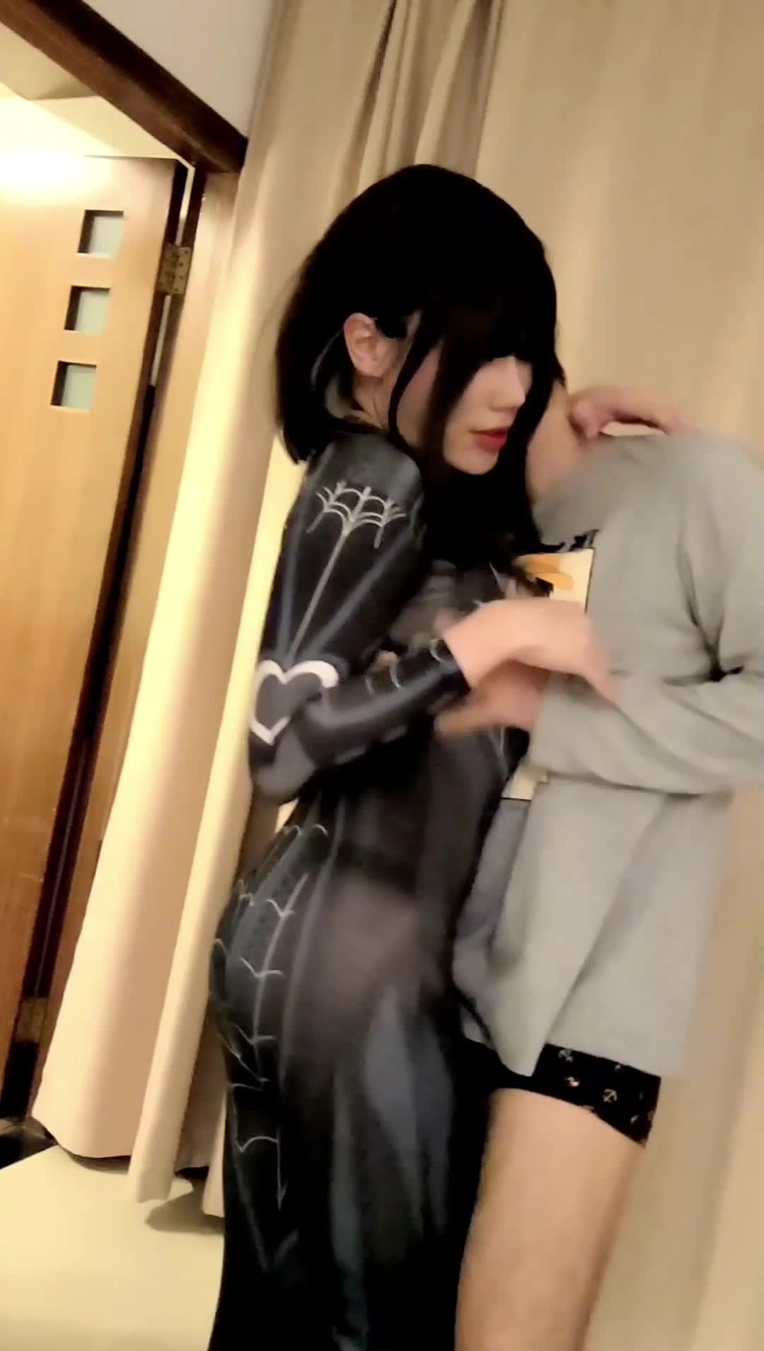 2048.vip-精品推荐 推特极品伪娘『墨墨不是陌陌』蜘蛛紧身衣包裹着硬硬的仙女棒与主人相互击剑深喉口交