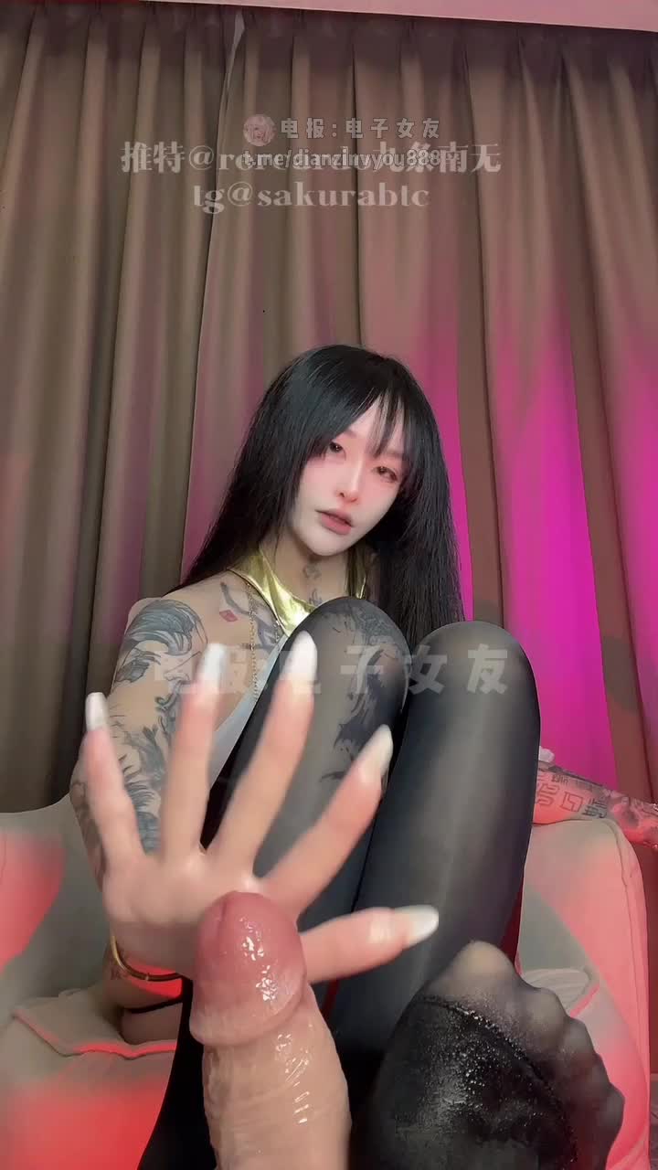 2048.vip-05月01日新品】，推特21万粉，抖音颜值女神【九条南无】最新会员群福利，脸穴同框道具自慰狂喷白浆