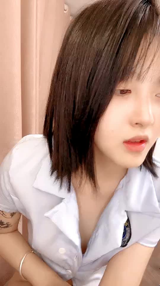 2048.vip-极品小妹露脸一个人发骚诱惑狼友，粉嫩骚穴特写展示，逼毛都没几根道具深插宫底跳蛋摩擦阴蒂，浪叫呻吟不止